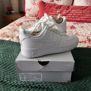 Women’s Nike Air Force Ones ‘07